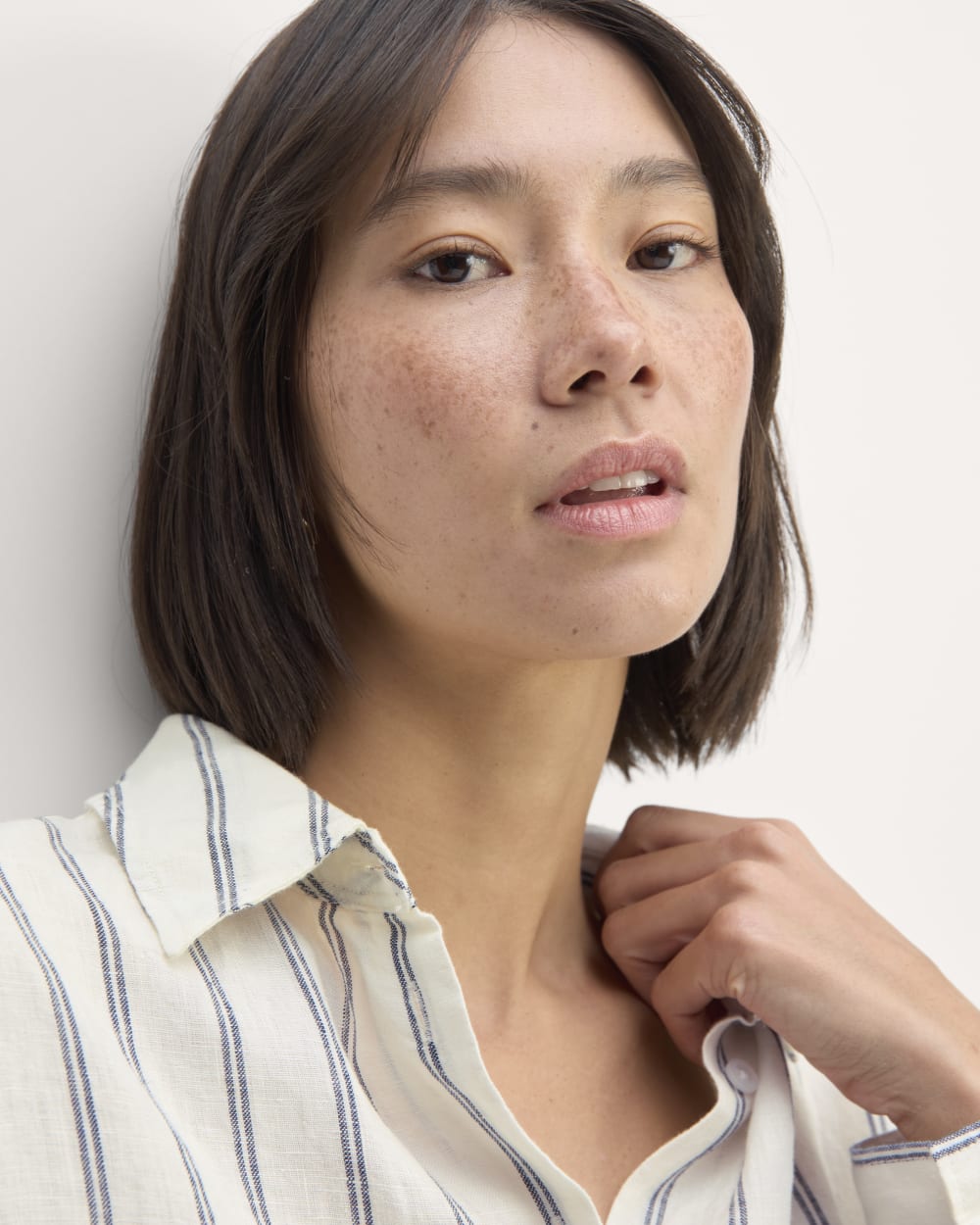 The Boyfriend Shirt in Linen | Bone/Navy