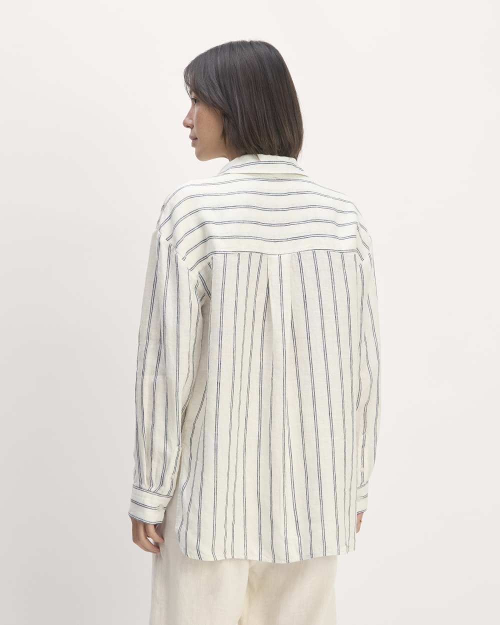 The Boyfriend Shirt in Linen | Bone/Navy