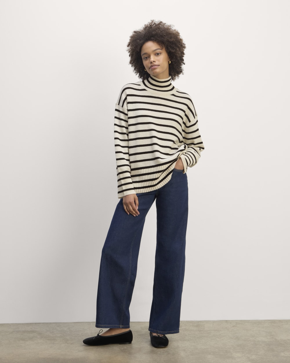 The Boxy Turtleneck in Cashmere | Bone / Black